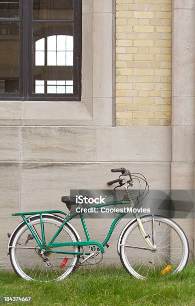 Photo libre de droit de Vélo Vintage Penchant Contre Mur En Béton Sur De Lherbe banque d'images et plus d'images libres de droit de Acier