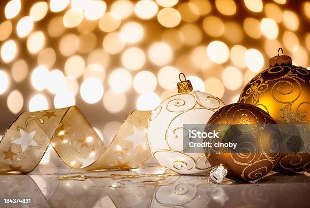 Decorazione Di Natale Dorato - Fotografie stock e altre immagini di Attrezzatura per illuminazione - Attrezzatura per illuminazione, Brillante, Colore descrittivo