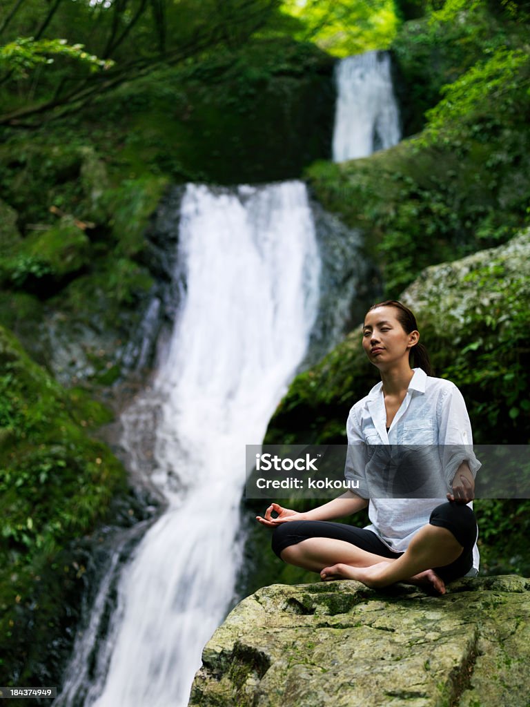 Femme, faire du yoga dans la nature - Photo de Cascade libre de droits