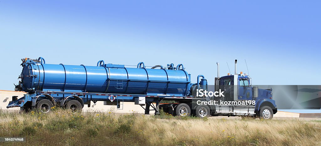Semi camión cisterna Hauling A una planta de tratamiento de aguas residuales - Foto de stock de Camión cisterna - Camión articulado libre de derechos