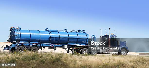 Semi Camión Cisterna Hauling A Una Planta De Tratamiento De Aguas Residuales Foto de stock y más banco de imágenes de Camión cisterna - Camión articulado