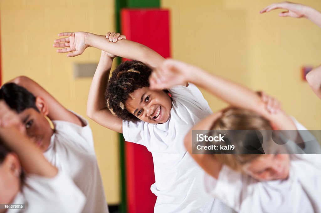 Grupo de crianças em phys ed aula de alongamento - Foto de stock de Educação Física royalty-free