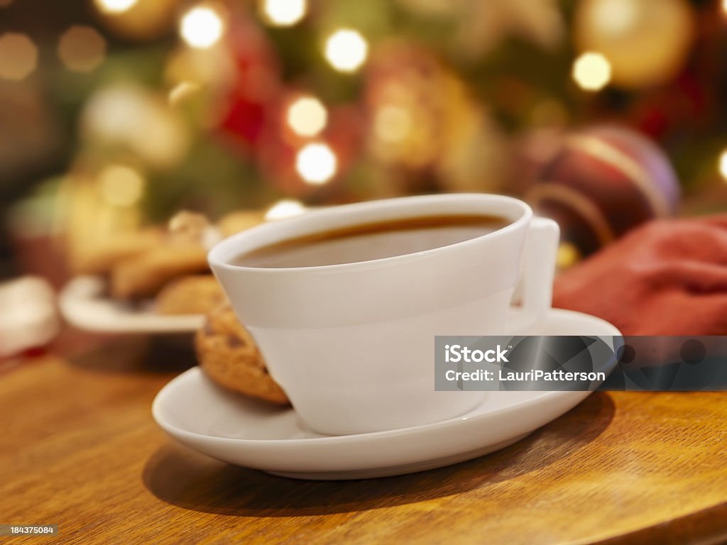 Filiżanka herbaty z plików Cookie na Boże Narodzenie czas - Zbiór zdjęć royalty-free (Boże Narodzenie)