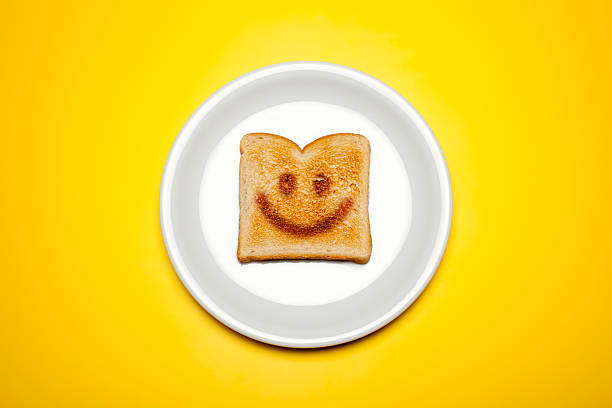 cara sonriente pan tostado o una placa - breakfast plate fotografías e imágenes de stock