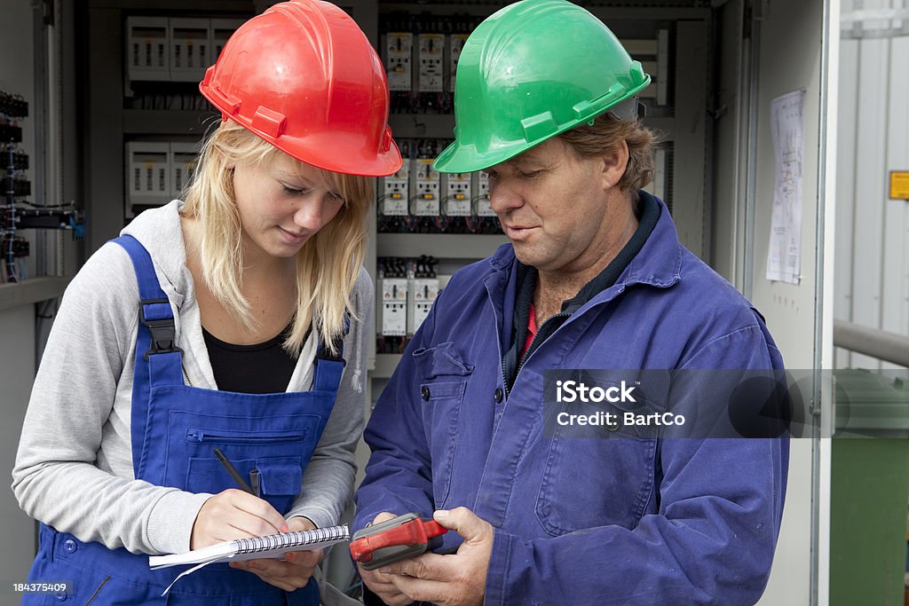 Studente di prendere appunti. La formazione per elettricista. - Foto stock royalty-free di Abilità