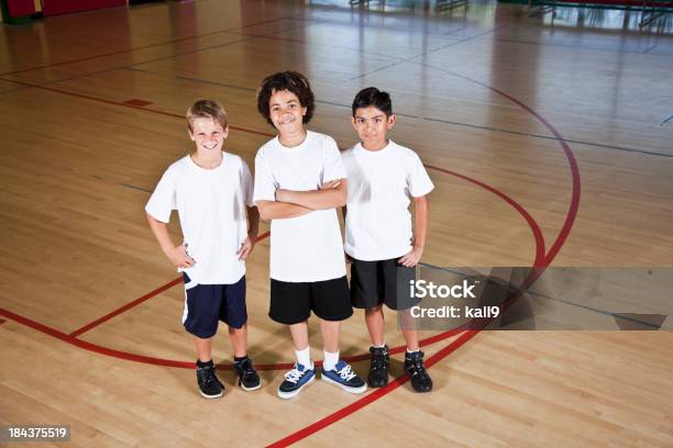 Ragazzi Nel Centro Sportivo Scolastico - Fotografie stock e altre immagini di 10-11 anni - 10-11 anni, 12-13 anni, Afro-americano