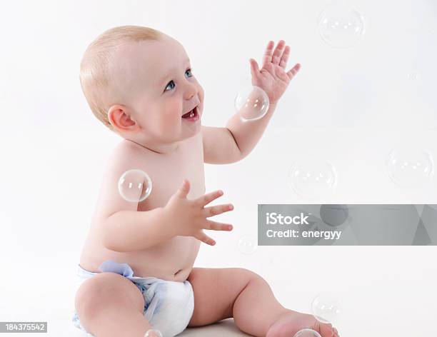 Bebé De Pensamiento Play Foto de stock y más banco de imágenes de Atrapar - Atrapar, Bebé, 12-17 meses