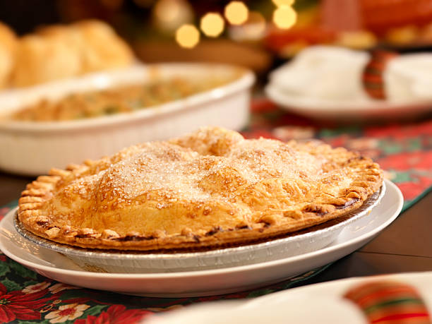 tarte aux pommes à noël pour le dîner - apple pie baked pastry crust apple photos et images de collection
