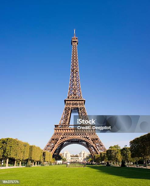 La Torre Eiffel En París Francia Foto de stock y más banco de imágenes de Torre Eiffel - Torre Eiffel, París, Azul