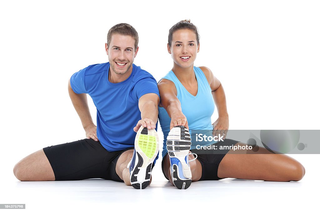 Pareja joven deportivo estiramiento juntos - Foto de stock de Actividad libre de derechos