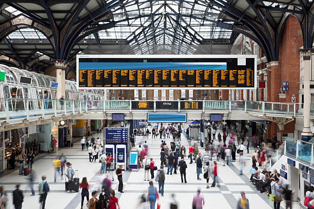 stazione di liverpool street, ore di punta, offuscata persone, londra, inghilterra - stazione della metropolitana foto e immagini stock