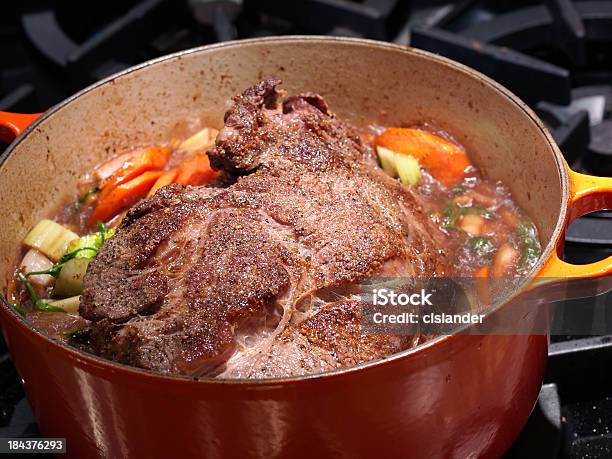 Caçarola Com Carne Assada - Fotografias de stock e mais imagens de Caçarola com Carne Assada - Caçarola com Carne Assada, Estufado - Cozido, Carne de Vaca