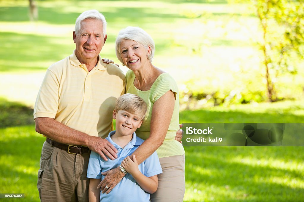 Avós e neto em pé ao ar livre - Foto de stock de 60 Anos royalty-free