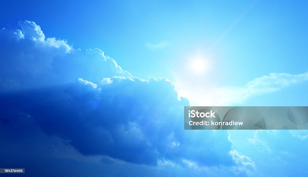 Ciel bleu-Fonds de nuage - Photo de Blanc libre de droits