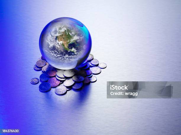 Mundo Moeda E A América Em Uma Bola De Cristal - Fotografias de stock e mais imagens de Esfera - Esfera, Finanças, Investimento