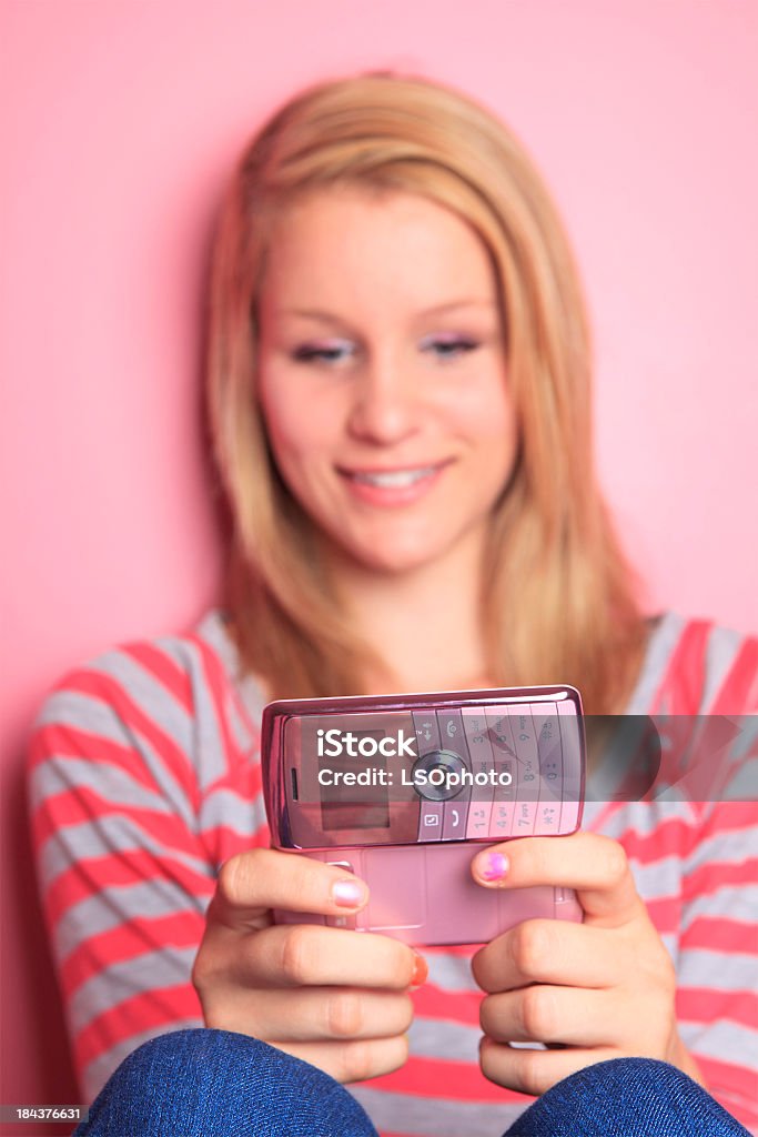 Pink Teenager-Lifestyle-Cellphone - Lizenzfrei Abhängigkeit Stock-Foto