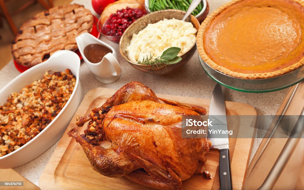 Thanksgiving Turkey la cena con especialidades asadas de la temporada navideña de los alimentos en la cocina - Foto de stock de Día de Acción de Gracias libre de derechos