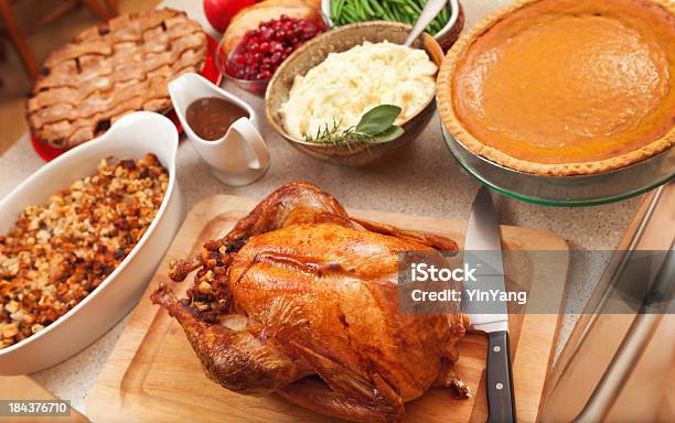 Thanksgiving Turkey La Cena Con Especialidades Asadas De La Temporada Navideña De Los Alimentos En La Cocina Foto de stock y más banco de imágenes de Día de Acción de Gracias