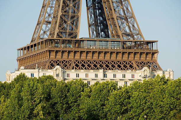 der eiffelturm in paris, frankreich - clear sky low angle view eiffel tower paris france stock-fotos und bilder