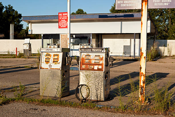 istock Old Abandoned Gas Station 184376847