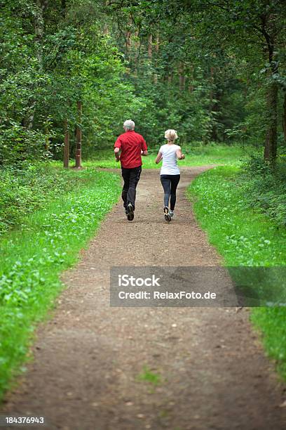 후면 보기 선임 커플입니다 땀복 Forest 달리기에 대한 스톡 사진 및 기타 이미지 - 달리기, 봄, 일체감