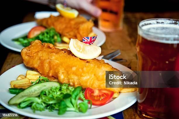 Fish And Chips Foto de stock y más banco de imágenes de Pub - Pub, Comida del mediodía, Cultura británica