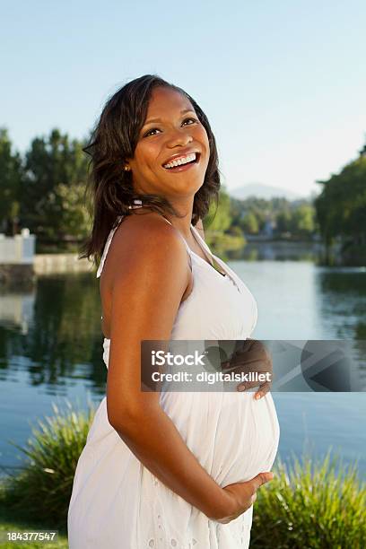 Hermosa Mujer Afroamericana Foto de stock y más banco de imágenes de Embarazada - Embarazada, Mujeres, Una sola mujer