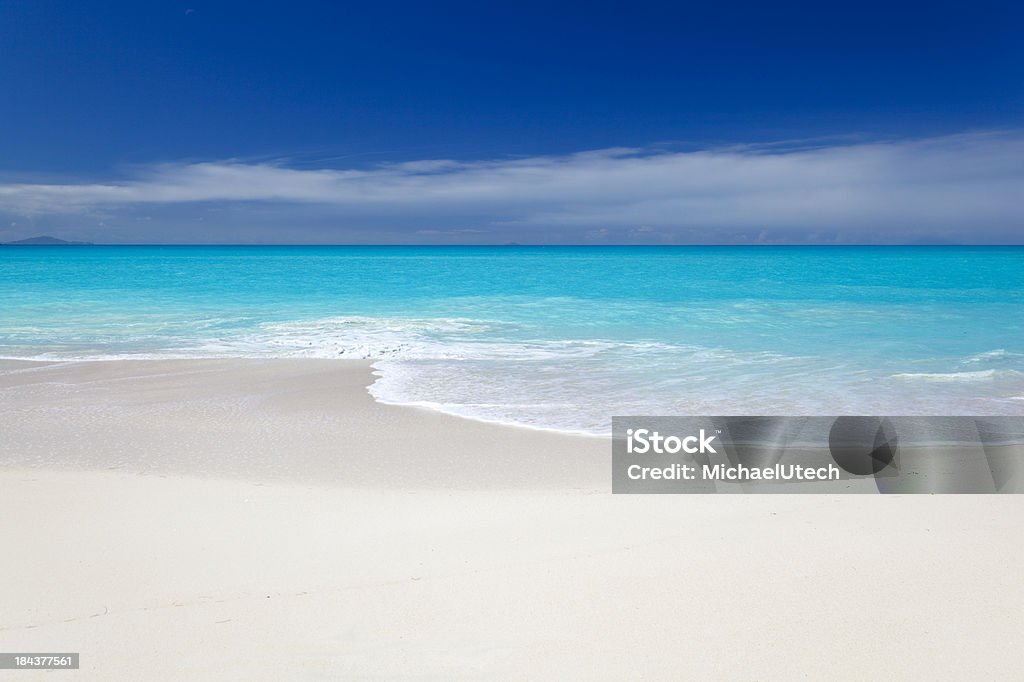 Clean White playa caribeña con cielo azul - Foto de stock de Agua libre de derechos