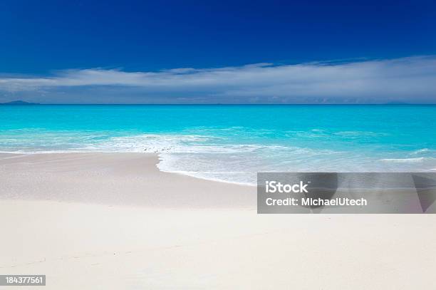 Clean White Playa Caribeña Con Cielo Azul Foto de stock y más banco de imágenes de Agua - Agua, Aire libre, Antigua - Islas de Sotavento