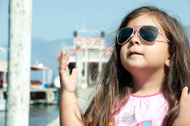 kleines mädchen beten - child praying beach little girls stock-fotos und bilder