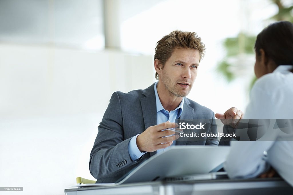 Business-Mann, der ein Gespräch mit Mitarbeiterin - Lizenzfrei Anzug Stock-Foto