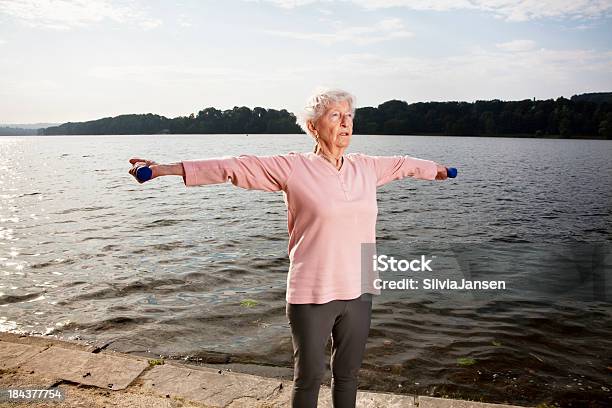 Senior Frau Heben Dumbbels Stockfoto und mehr Bilder von 80-89 Jahre - 80-89 Jahre, Aktiver Lebensstil, Aktiver Senior