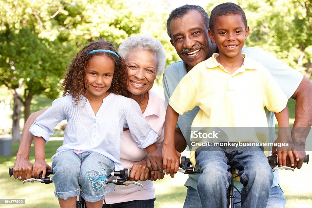 African American Großeltern mit Enkelkindern Radfahren im Park - Lizenzfrei Großeltern Stock-Foto