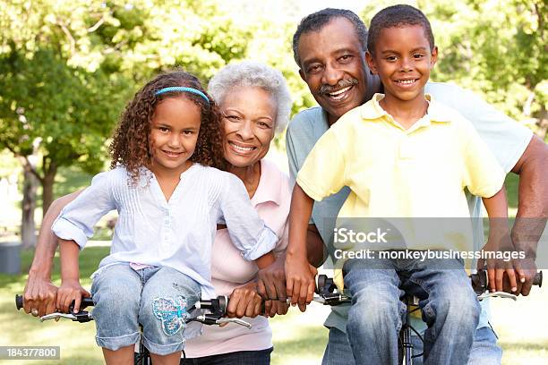 Abuelos Con Sus Nietos Afroamericana Ciclismo En El Parque Foto de stock y más banco de imágenes de Abuelos