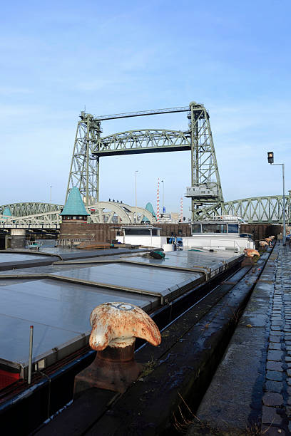 monumental koningshaven ponte ferroviária em roterdão - vertical lift bridge imagens e fotografias de stock