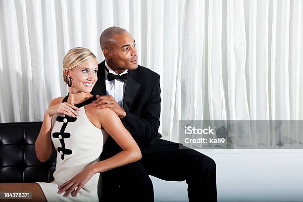 Interracial Pareja En Formal Foto de stock y más banco de imágenes de Parejas - Parejas, Traje de noche, Africano-americano