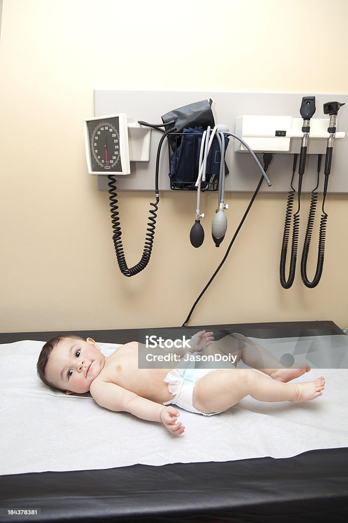 Bébé sur un examen médical de Table - Photo de Bébé libre de droits