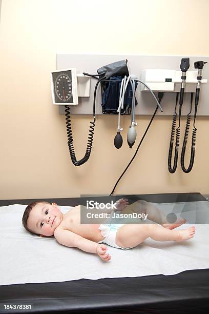 Foto de Bebê No Exame Médico Mesa e mais fotos de stock de Bebê - Bebê, Mesa para Exame, 0-11 meses