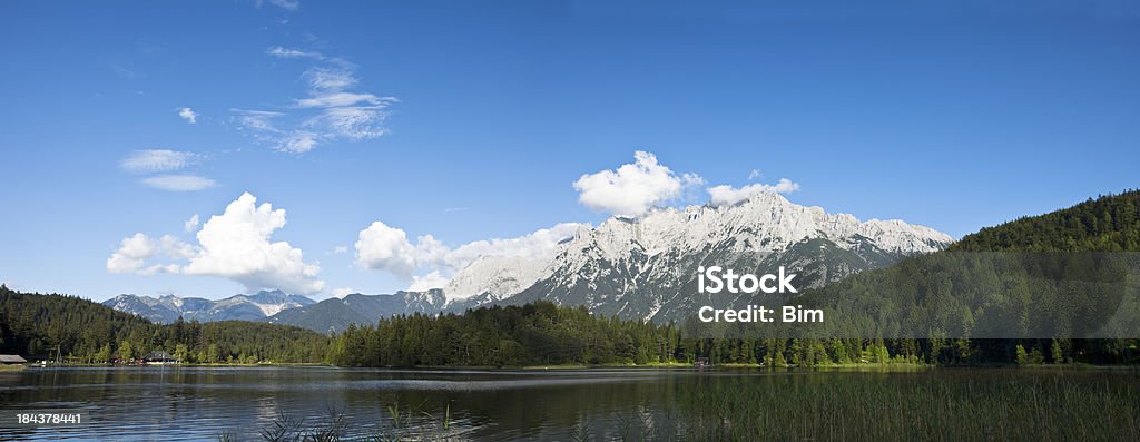 パノラマに広がる湖と Lautersee ヴェッターシュタイン山脈、アルプス、ババリア,ドイツ - カラー画像のロイヤリティフリーストックフォト