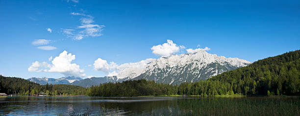 panorama de lautersee lago e montanhas wetterstein, alpes, baviera, alemanha, - lautersee lake imagens e fotografias de stock