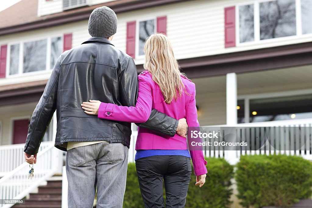 Jeune couple à la recherche de leur nouvelle maison - Photo de Acheter libre de droits