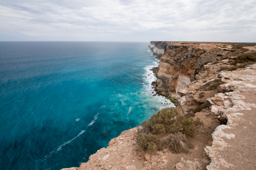 The striking turquoise water of the Southern Ocean along the cliffs of the sweeping Nullarbor Plain in South Australia.