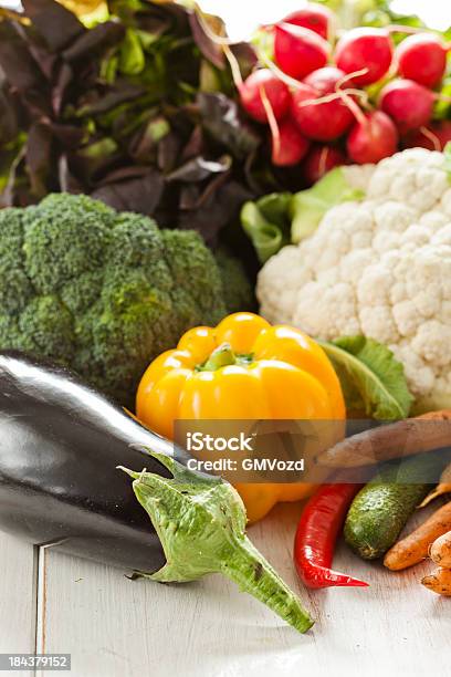 Produtos Hortícolas - Fotografias de stock e mais imagens de Alimentação Saudável - Alimentação Saudável, Beringela, Brócolo