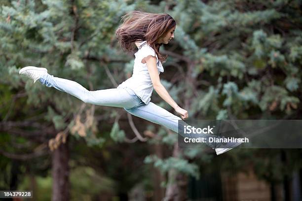 여자아이 뛰어내림 분할 14-15 살에 대한 스톡 사진 및 기타 이미지 - 14-15 살, 근거리 초점, 날기