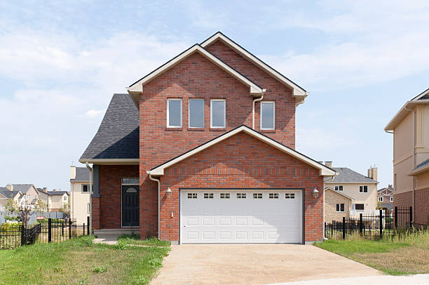 novo suburbanos casa tarde de sol de verão. - casa de tijolo imagens e fotografias de stock