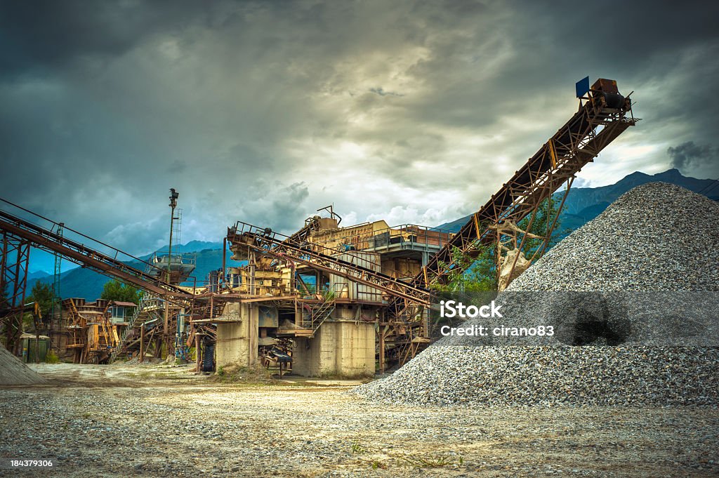 Schottergestein Bergen und Fabrik mit Wolkengebilde, HDR - Lizenzfrei Bergbau Stock-Foto