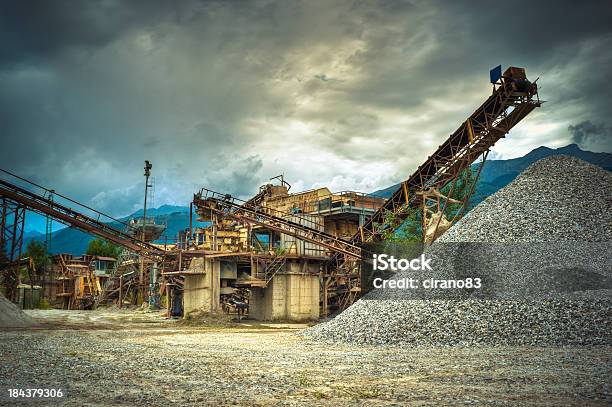 Schottergestein Bergen Und Fabrik Mit Wolkengebilde Hdr Stockfoto und mehr Bilder von Bergbau