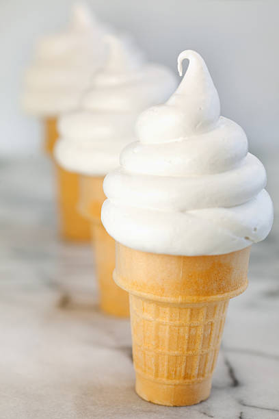 ванильное мороженое конус тремя - soft serve ice cream стоковые фото и изображения