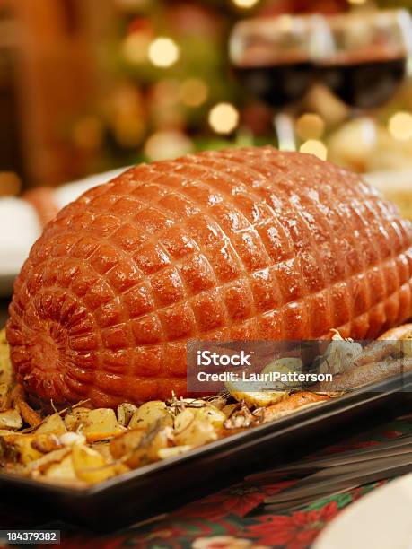 Jamón De Navidad Foto de stock y más banco de imágenes de Cena - Cena, Jamón dulce glaseado, Alimento