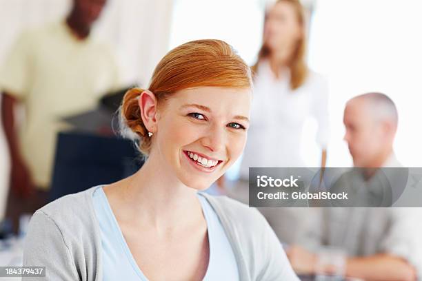 Médico Feminino Sorridente Com Executivos No Fundo - Fotografias de stock e mais imagens de 20-29 Anos - 20-29 Anos, Adulto, Beleza